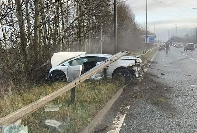 Manchester United goalkeeper Sergio Romero has escaped unharmed after crashing his car