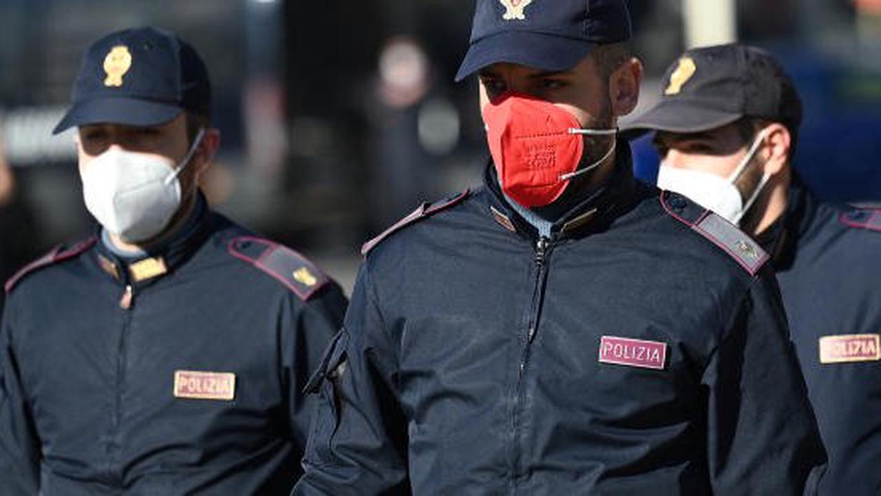 En Italie, des policiers s'insurgent contre leurs masques de couleur rose