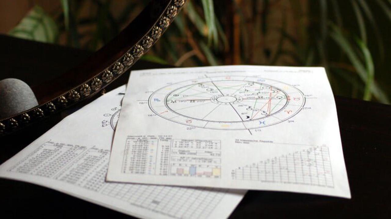 Quels métiers et formations en astrologie pour une reconversion en 2022 ?