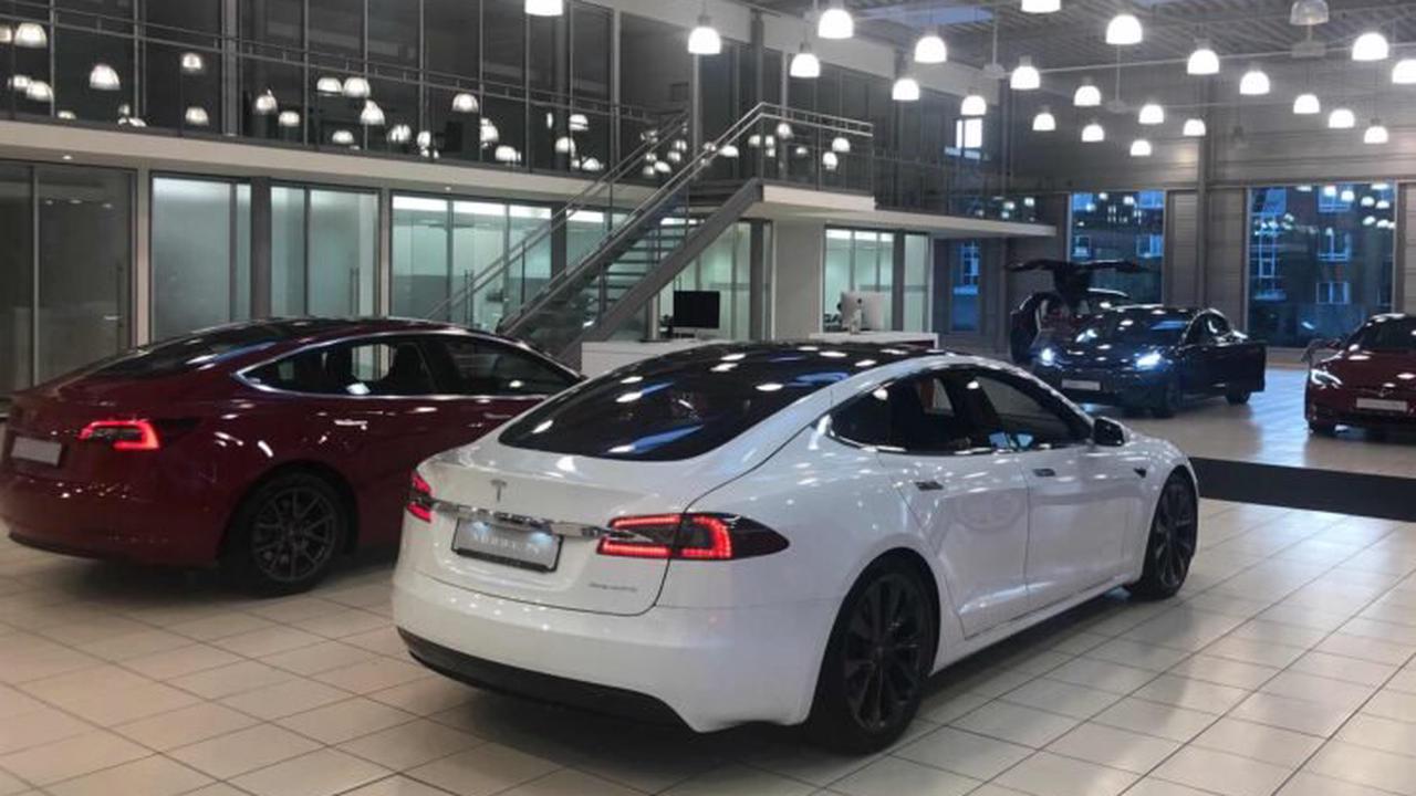 Mangel-Verwaltung: Tesla drängt Besteller zu Entscheidung, storniert deutsche Großkäufe