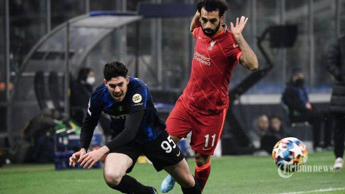 Bek Inter Milan Italia Alessandro Bastoni (kiri) berebut bola dengan gelandang Liverpool Mesir Mohamed Salah selama pertandingan sepak bola leg pertama babak 16 besar Liga Champions UEFA antara Inter Milan dan Liverpool di stadion Giuseppe-Meazza (San Siro) di Milan, pada 16 Februari 2022. (Photo by Filippo MONTEFORTE / AFP)
