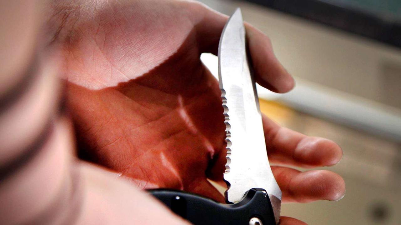 21-Jähriger wird am Mittag an Tankstelle von zwei Männern mit Messern angegriffen