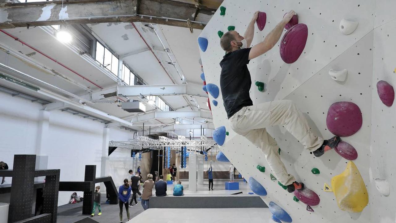Krefeld: Neue Kletterhalle: Eine Besichtigung des neue Stuntwerks