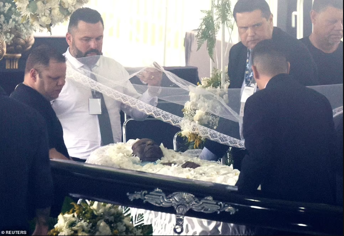 Thousands of fans line up to pay their respects to Pele as his coffin arrives for his final farewell (Photos)