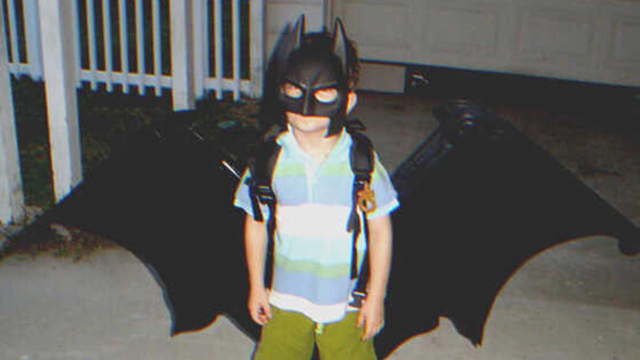 Junge verkleidet sich als Batman, um den Nachbarn davon abzuhalten, den Müll auf den Hof seiner Oma zu werfen, und hat Erfolg - Story des Tages