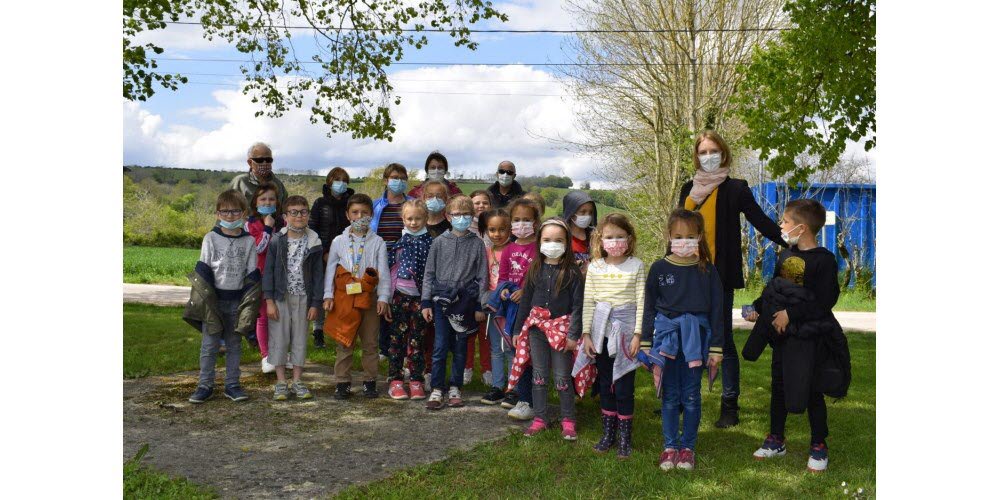 Moutiers Saint Jean Un Atelier Plein Air Pour Initier Les Petits A La Construction En Pierres Seches Opera News
