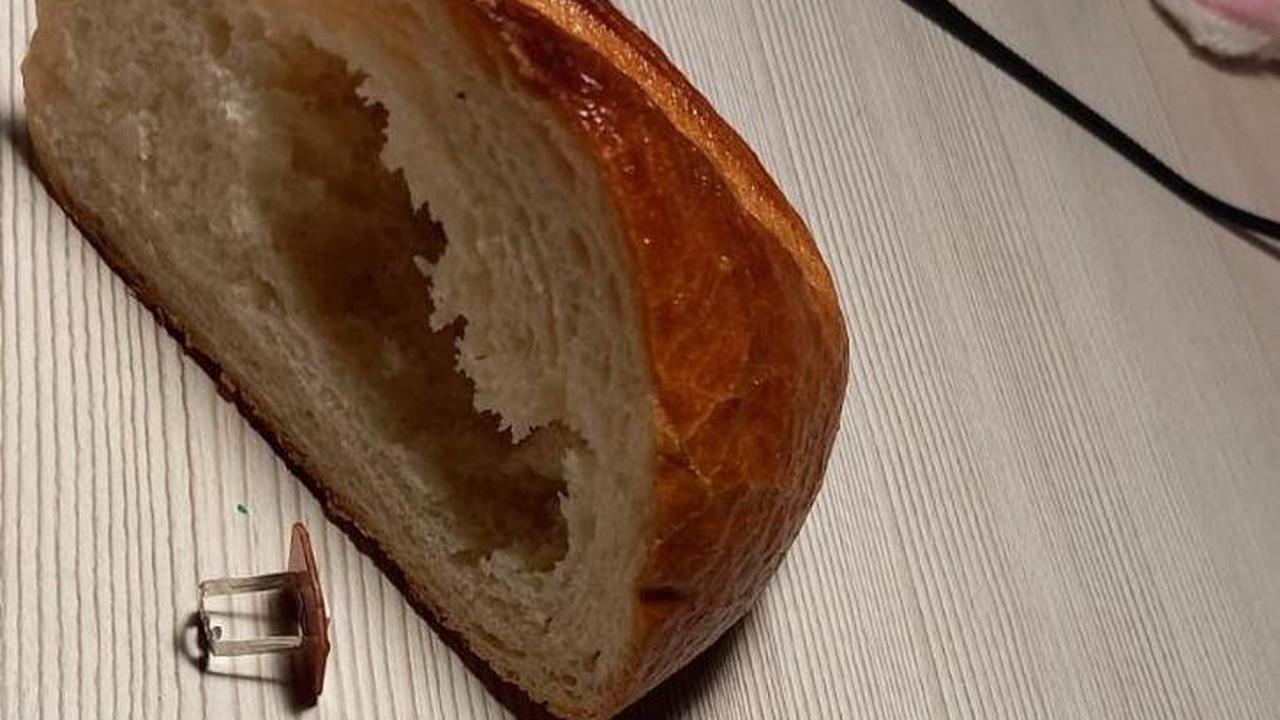 Хлеб оказался с сюрпризом: в Новороссийске ребенок чуть не проглотил запчасть от диодной лампочки