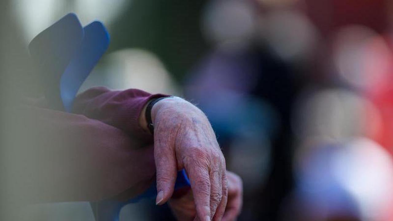 Corona: Umfrage: Mehr einsame Senioren ab 80 als vor der Pandemie