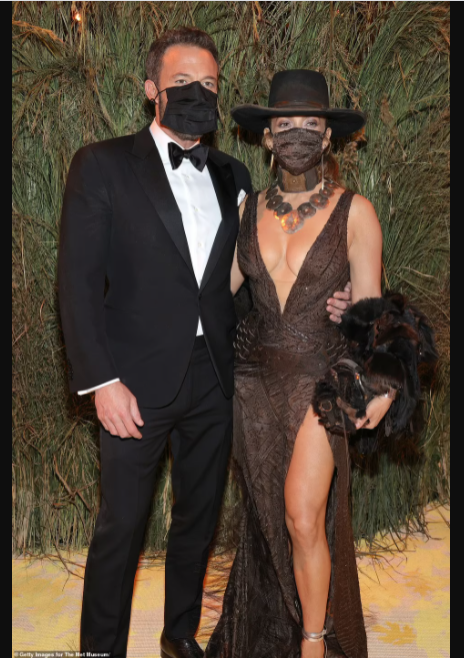  Jennifer Lopez and Ben Affleck share a mask kiss at the Met Gala (photos)