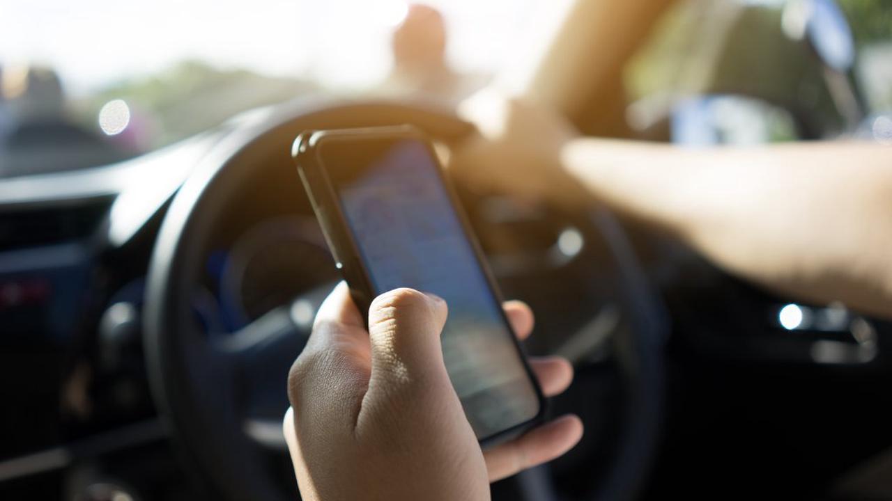 Smartphone am Steuer: So werden Autofahrer*innen überführt