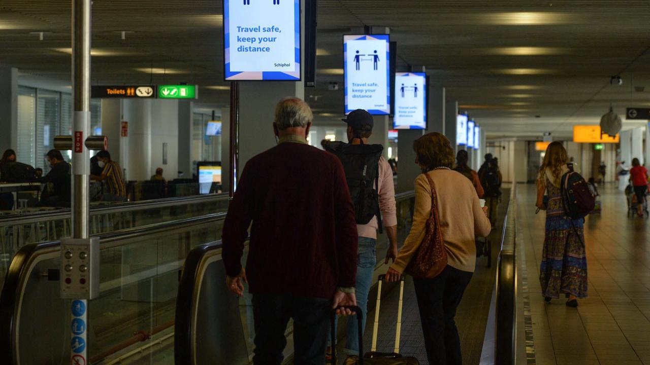 Variant Omicron : l'OMS déconseille les voyages aux personnes à risque
