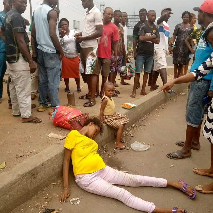 A Lady Was Dropped At Eleme Junction, Portharcourt With Money Inside Her Hand-Bag (Photos)