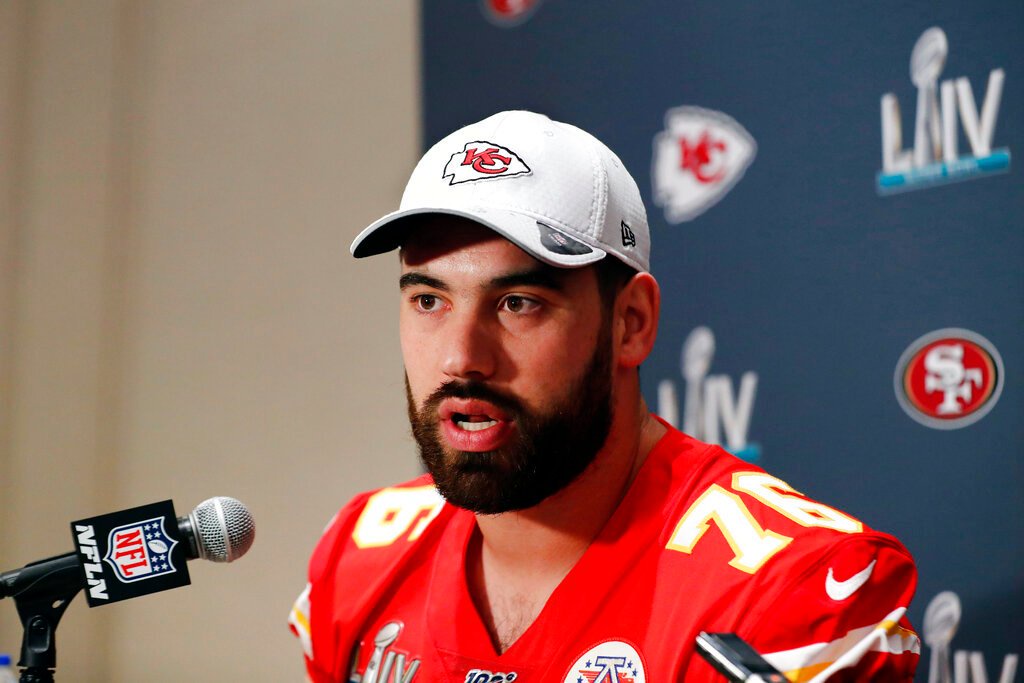 Chiefs Duvernay Tardif S Scrubs Lab Coat Enshrined In Pro Football Hall Of Fame Opera News