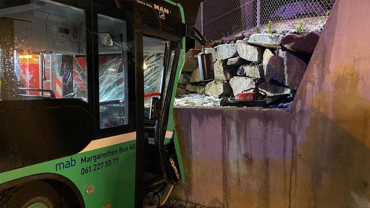 Neun verletzte Bus-Passagiere in Bettingen BS nach Prall in Mauer