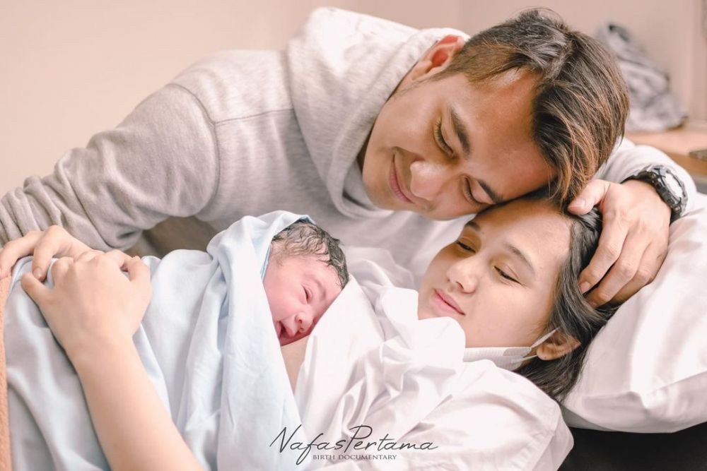 10 Potret Natural Artis Sesaat Setelah Melahirkan, Bareface Memesona