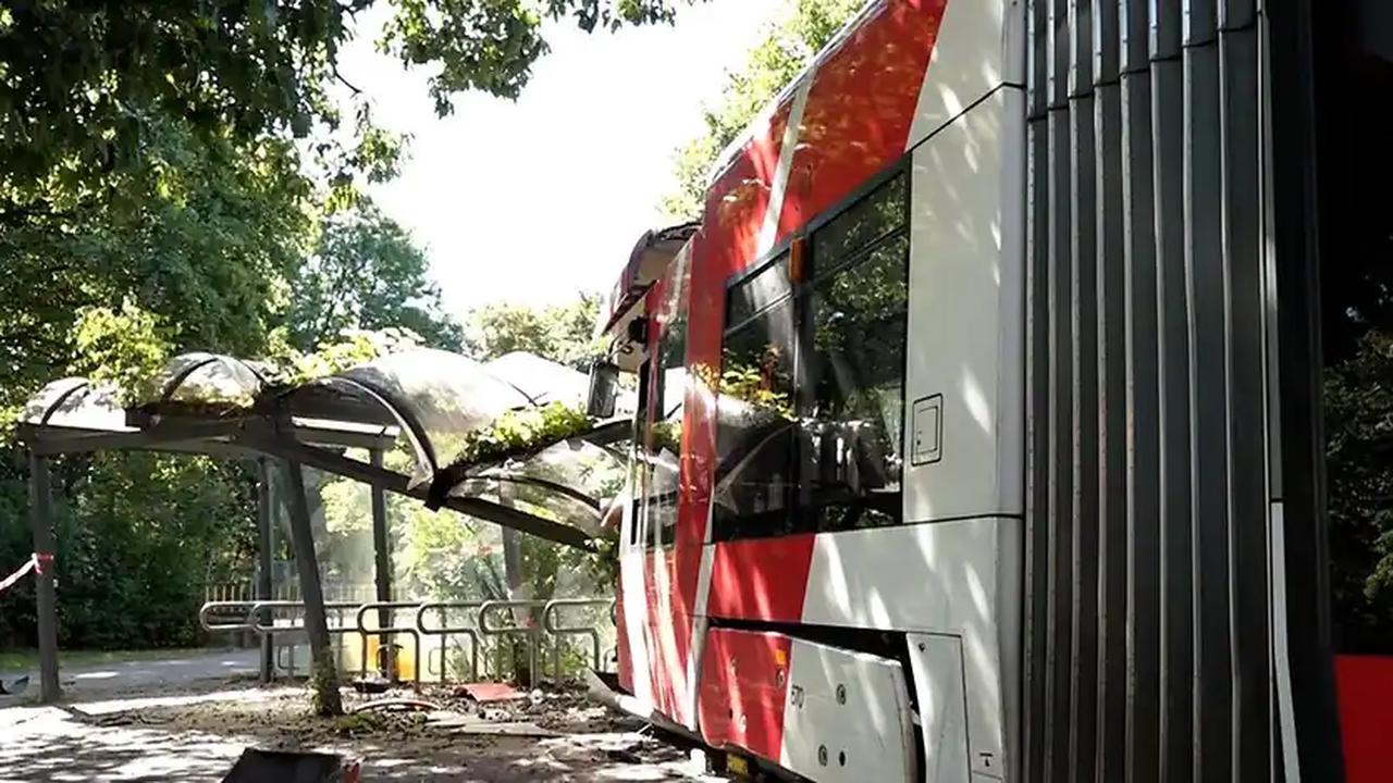 Fünf Verletzte in Krefeld: Straßenbahn entgleist nach Kollision mit Lkw