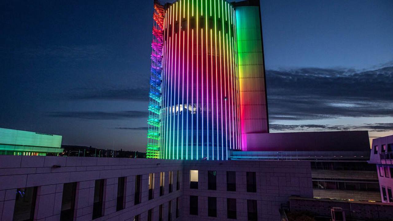Rathaus und Sparkassenturm in Pforzheim leuchten in den Farben des Regenbogens