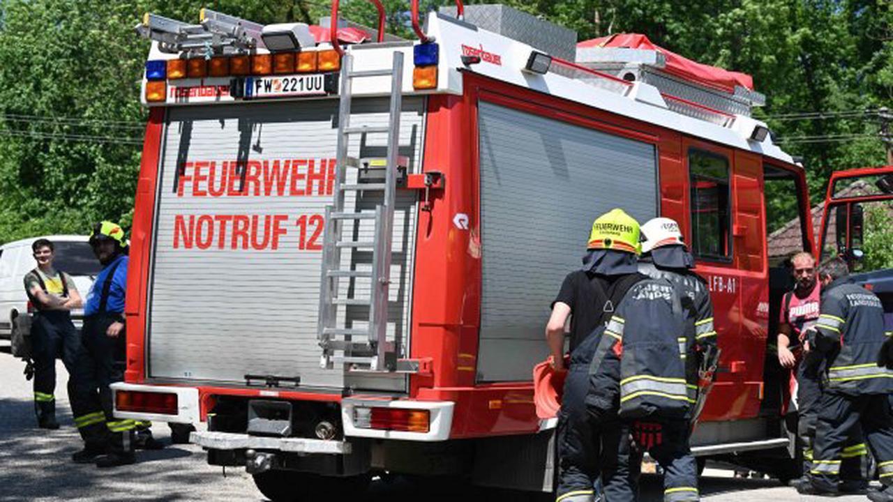 Feuerwehr bei Bergung eines Fahrzeuges in Feldkirchen an der Donau im Einsatz