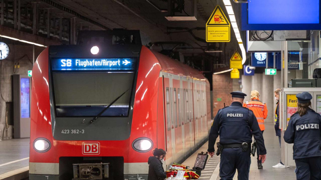 Streit am Stachus eskaliert: Mann vor S-Bahn geschubst und schwer verletzt