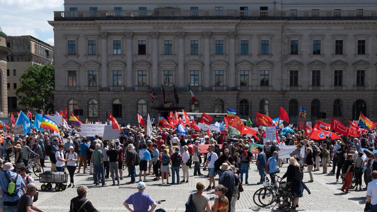 Demo in Berlin: Tausende demonstrieren gegen Militärausgaben der Bundesregierung
