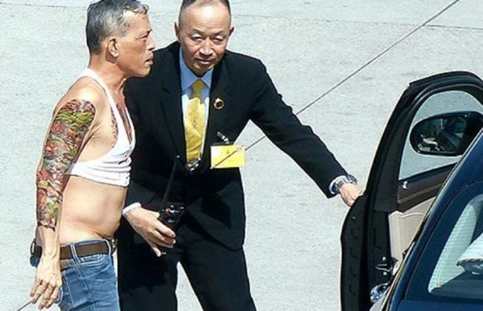 Raja Thailand Maha Vajiralongkorn mengenakan crop top