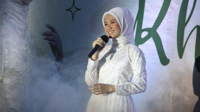 Penyanyi Rhana Haura saat peluncuran album perdananya bertajuk 'Album Cinta Rhana Haura' di Hotel Amos Cozy Melawai, Kebayoran Baru, Jakarta Selatan, Jumat (1/4/2022).