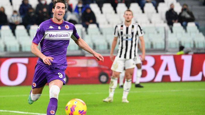 Striker Fiorentina Dusan Vlahovic berlari mengejar bola selama pertandingan sepak bola Serie A Italia antara Juventus dan Fiorentina di stadion Juventus di Turin. Striker Serbia Fiorentina Dusan Vlahovic, yang telah mencetak 18 gol musim ini, akan menjadi incaran klub-klub terbesar di Eropa selama musim dingin.