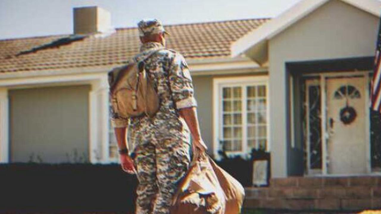 Un militaire rentre chez lui et trouve sa fille en train de dormir sur le sol alors que sa femme et ses beaux-fils sont absents - Histoire du jour
