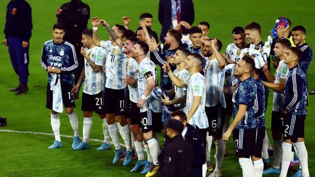 Soccer Football - World Cup - South American Qualifiers - Argentina v Venezuela - Estadio La Bombonera, Buenos Aires, Argentina - March 25, 2022 Argentina's Lionel Messi celebrates with teammates after the match REUTERS/Matias Baglietto