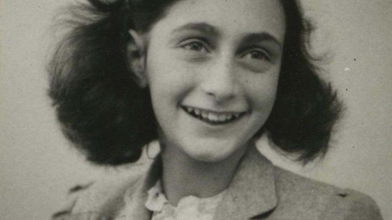 Schüler:innen führen durch Wander-Ausstellung über Anne Frank