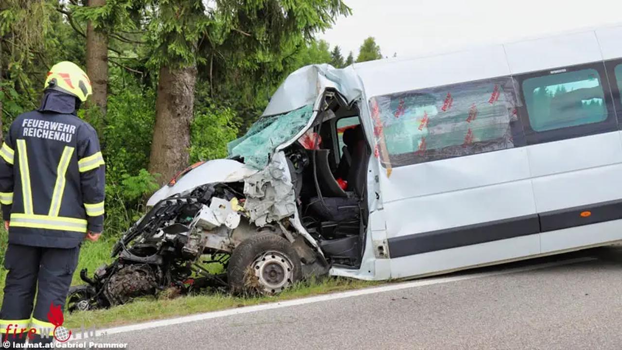 Oö: Lenkerin bei Kollision mit Baum in Hellmonsödt in Schulbus-Kleinbus eingeklemmt und schwer verletzt