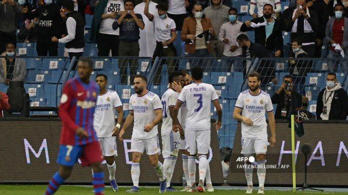 Para pemain Real Madrid merayakan golnya dalam pertandingan sepak bola semifinal Piala Super Spanyol antara Barcelona dan Real Madrid di stadion Internasional Raja Fahad di ibukota Saudi, Riyadh pada 12 Januari 2022.