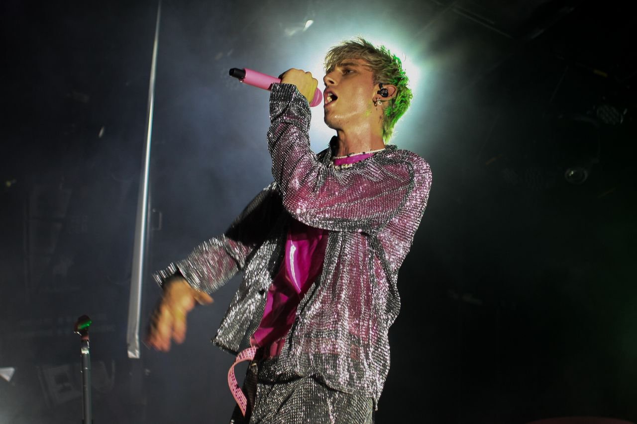 Machine Gun Kelly Plagued By Sound Issues Storm At Nyc Concert Review Opera News