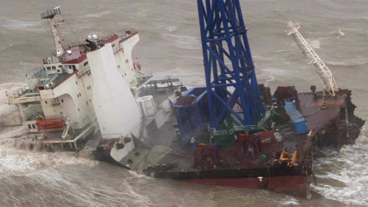 Taifun reißt vor Chinas Küste Schiff in zwei Teile