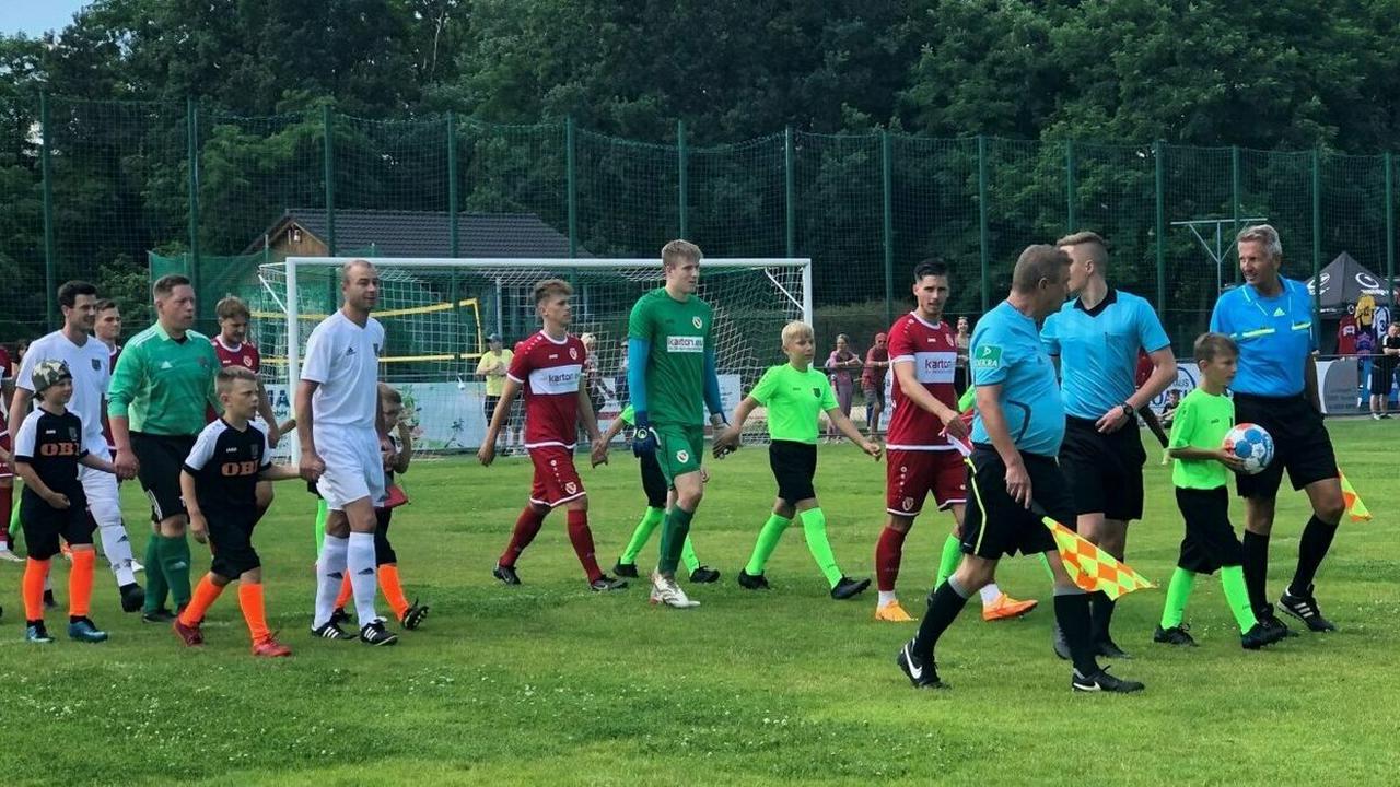 Fußball Regionalliga Testspiel Ohne den Probe-Stürmer – Energie Cottbus schießt in Neuzelle noch mehr Tore