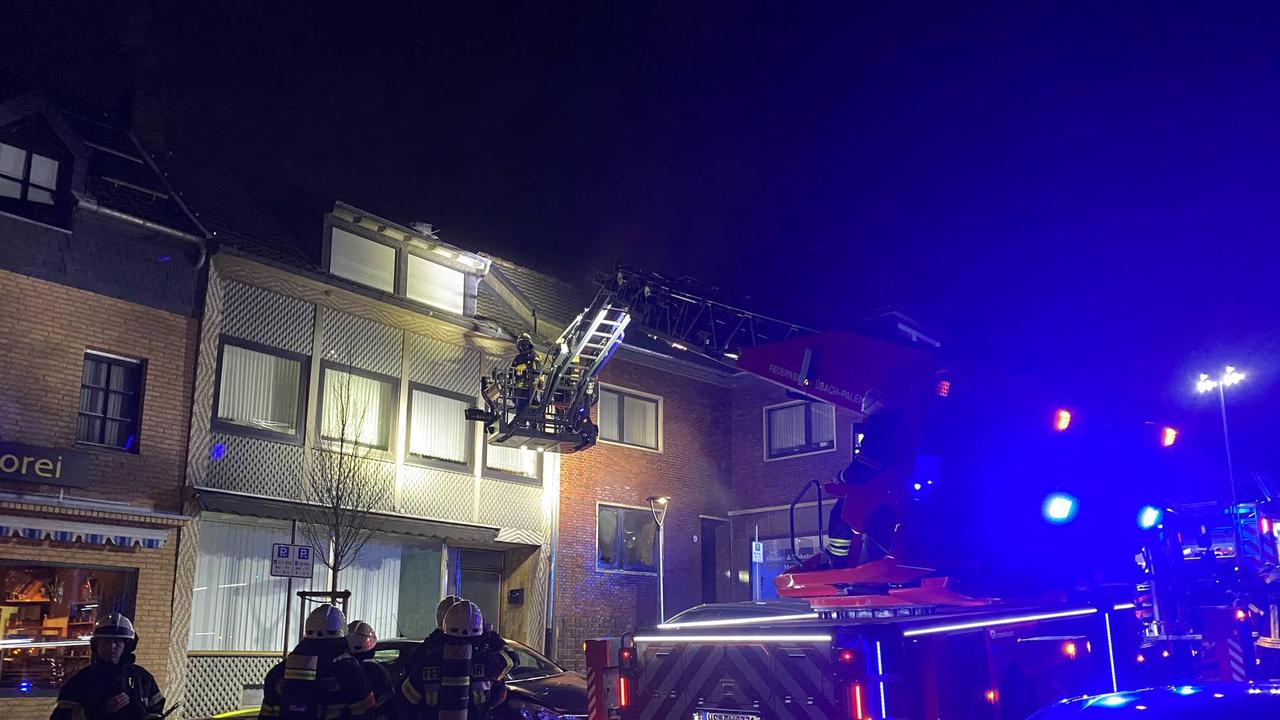 Einsatz: Zimmerbrand beschäftigt Feuerwehr in Übach-Palenberg