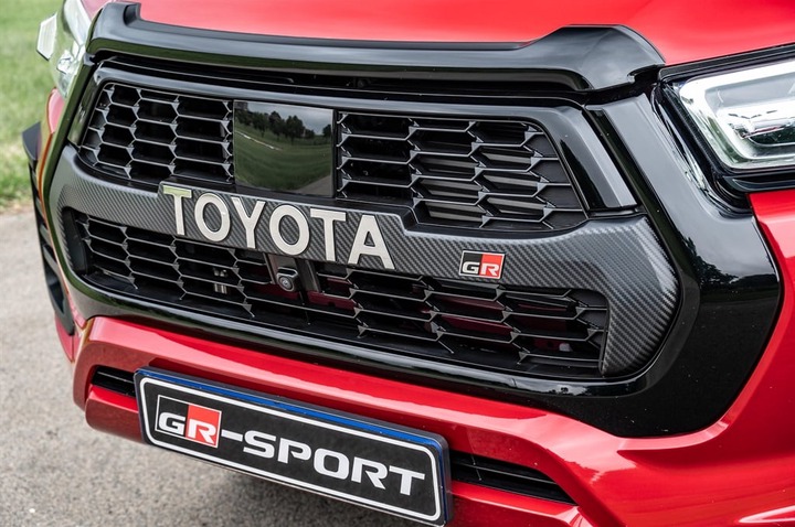 Bold grille, carbon-look cross bar and GR badging 