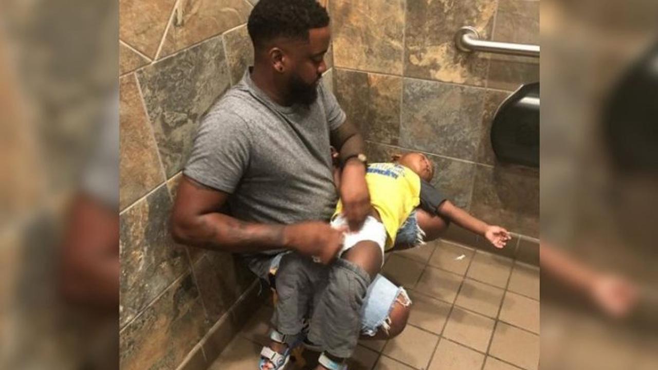 Daughter took picture of her dad and baby brother in the toilet, then the Mom Noticed something odd
