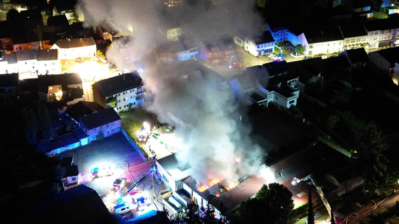 Feuerwehr, Polizei und Umweltamt im Einsatz : Großbrand in Saarlouiser Industriehalle (mit Bildern vom Einsatz)