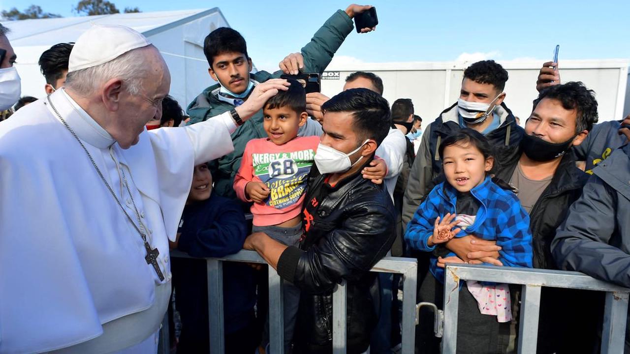 Papst Franziskus beklagt auf Lesbos fatalen Umgang mit Migration
