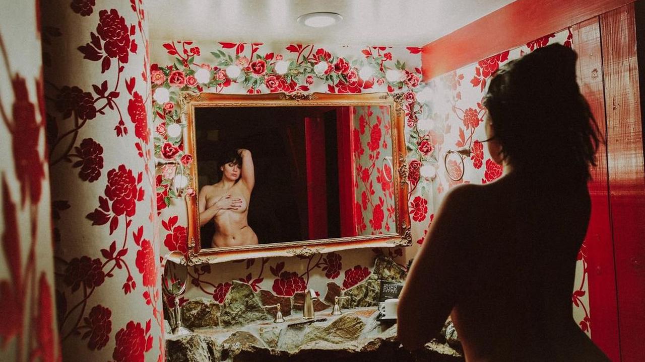Model Daisy Lowe stuns fans as she poses totally naked in the mirror