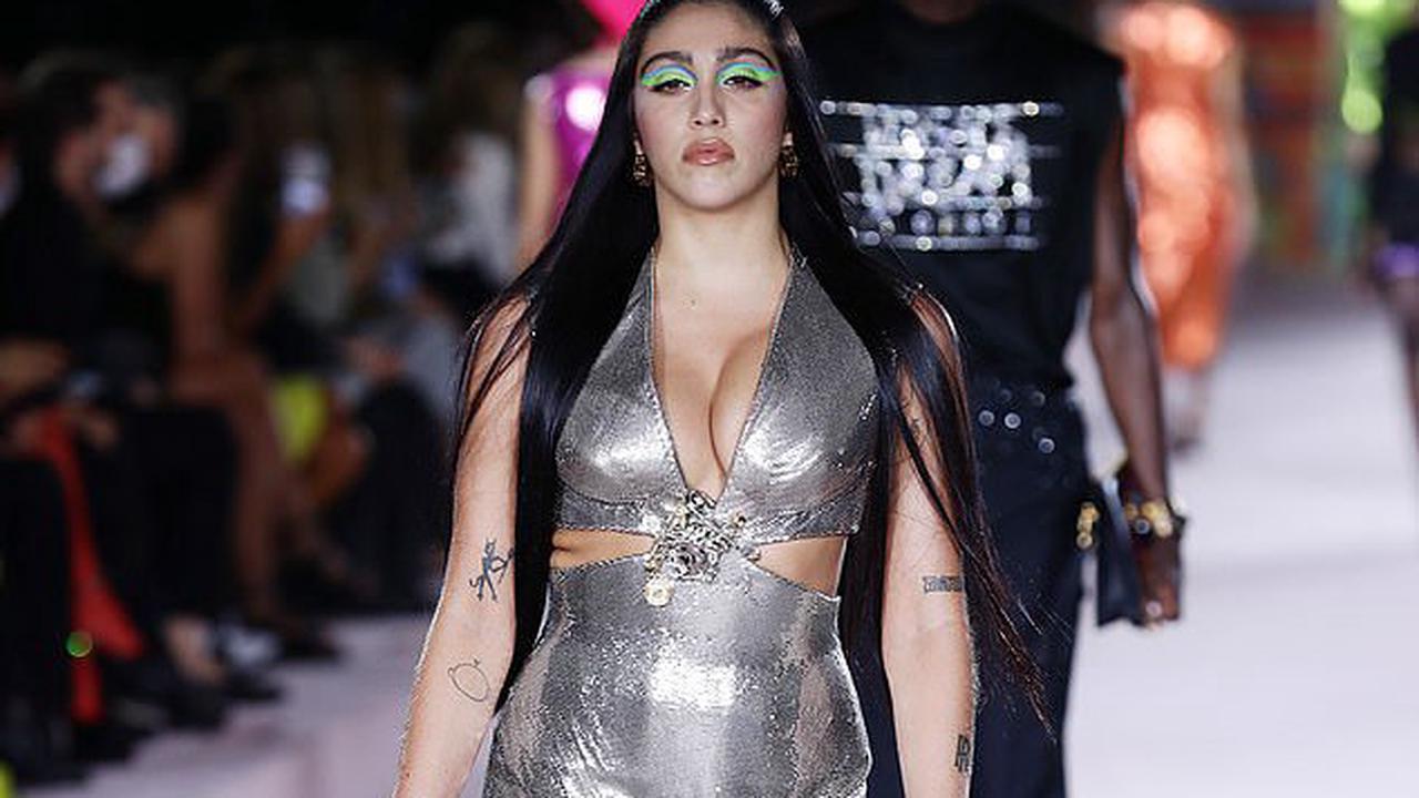 Se igennem båd Trives Madonna's daughter Lourdes Leon shows off her modelling prowess on the  runway in a busty cut out silver midi dress at Versace's MFW show - Opera  News