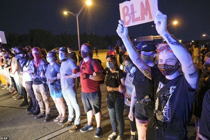  Atlanta protesters block interstate, set fire to restaurant where police killed black man (Photos/Videos)