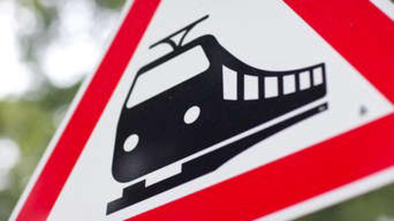 Bahnunglück bei Oldenburg: Zug rammt Auto auf Bahnübergang