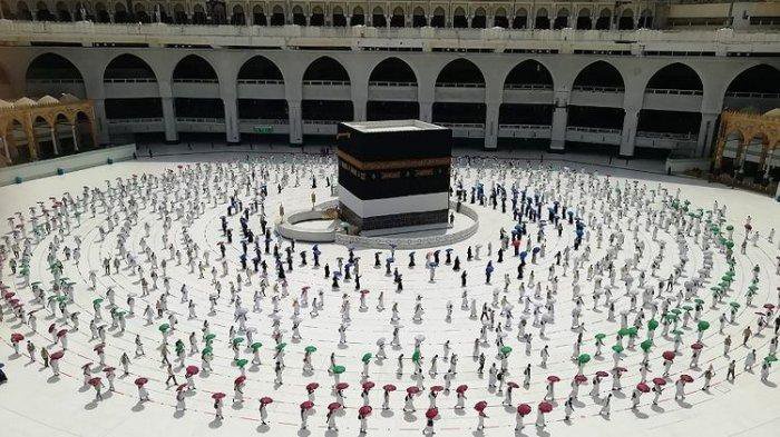 Ratusan jemaah Muslim mengelilingi Kabah, bangunan berbentuk kubus di Masjid Al Haram, sembari menerapkan jaga jarak sosial untuk melindungi diri dari virus corona, di kota suci Muslim di Mekkah, Arab Saudi, Rabu, 29 Juli, 2020.