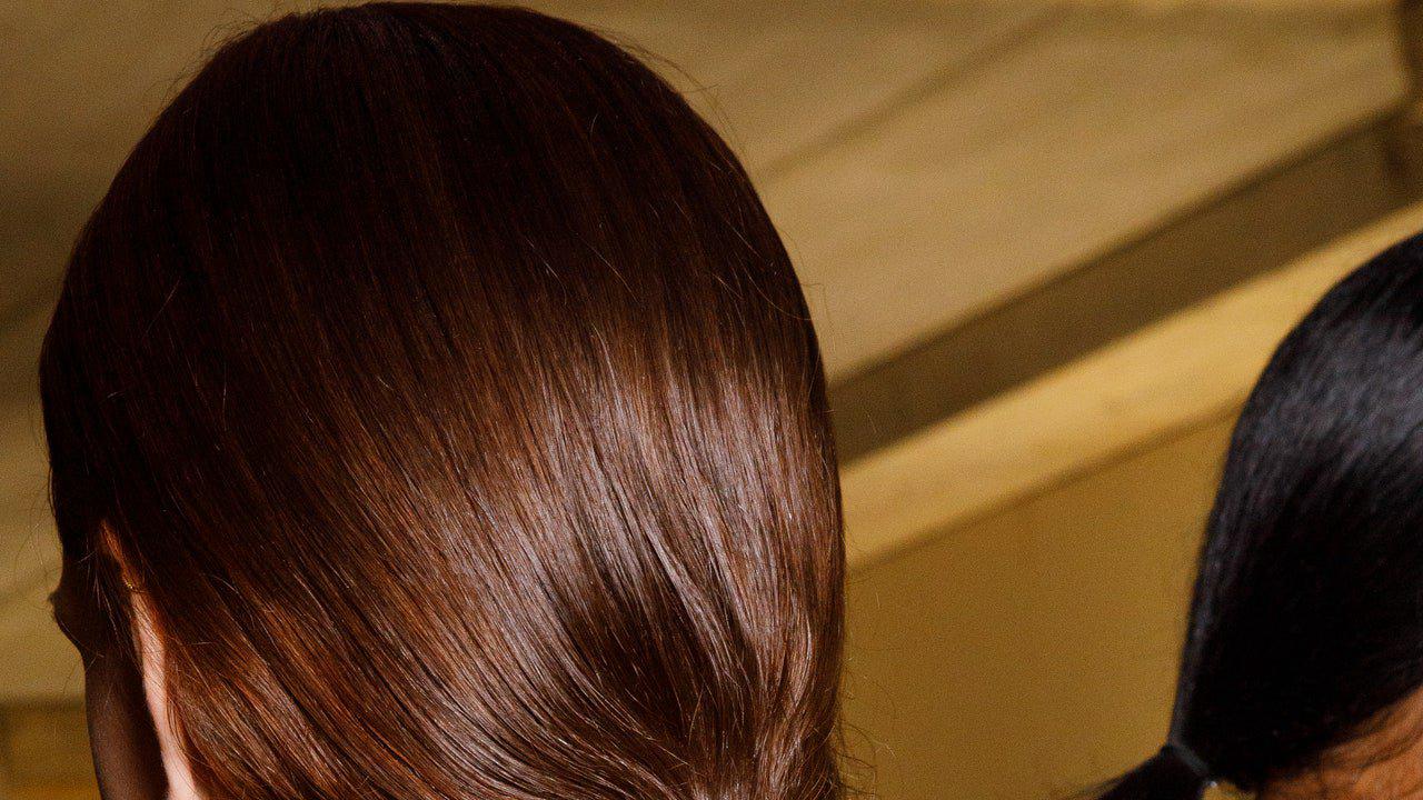 Haare entfärben: Wirkungsvolle Tipps, um die Naturhaarfarbe wiederzubekommen