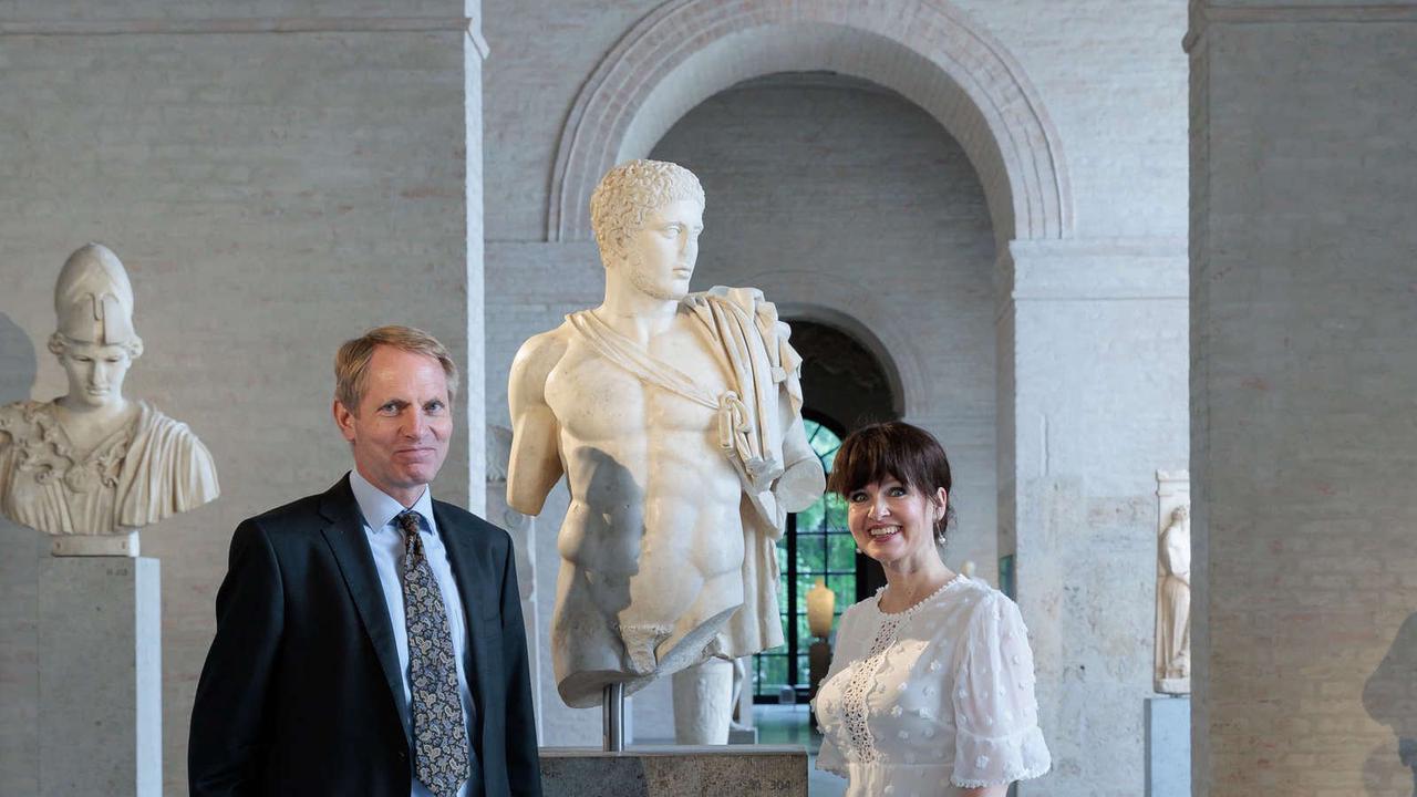 München: 100 Gentlemen genießen Kunst in den Antikensammlungen