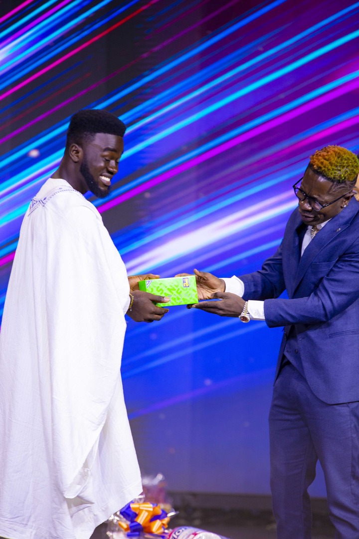 Shatta Wale gives infinix hot 12 to Siaw winner