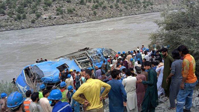 Bus yang membawa insinyur China menjadi sasaran bom, hingga terjun ke sungai.