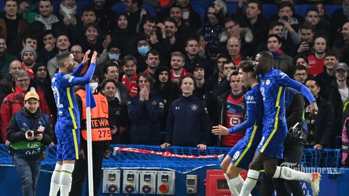 Gelandang Chelsea asal Jerman, Kai Havertz (kedua kanan) melakukan selebrasi bersama rekan setimnya, bek asal Jerman, Antonio Rudiger (kanan) dan gelandang asal Maroko, Hakim Ziyech (kiri) usai mencetak gol dalam laga leg pertama babak 16 besar Liga Champions antara Chelsea melawan Lille (LOSC) di Stadion Stamford Bridge, London, Inggris, Rabu (23/2/2022) dini hari WIB. Chelsea berhasil menaklukkan tim tamu dengan skor 2-0 (1-0). AFP/JUSTIN TALLIS